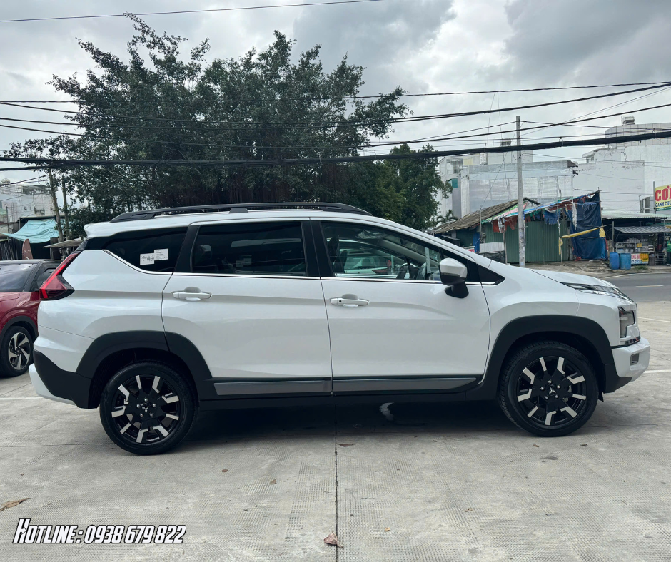 Mặt ngang Mitsubishi Xpander Cross 2024 Màu Trắng